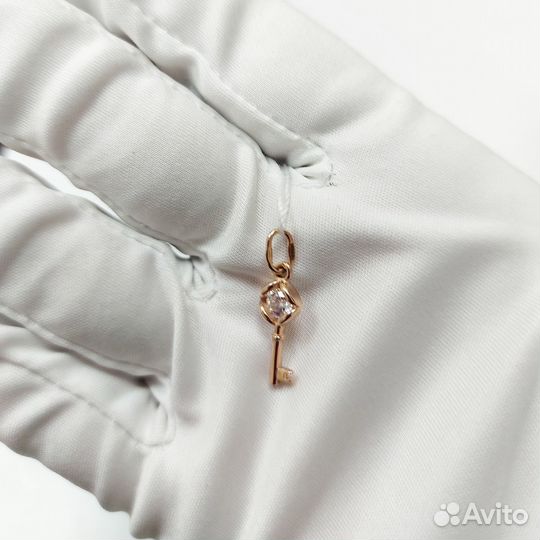 Золотая подвеска с камнем