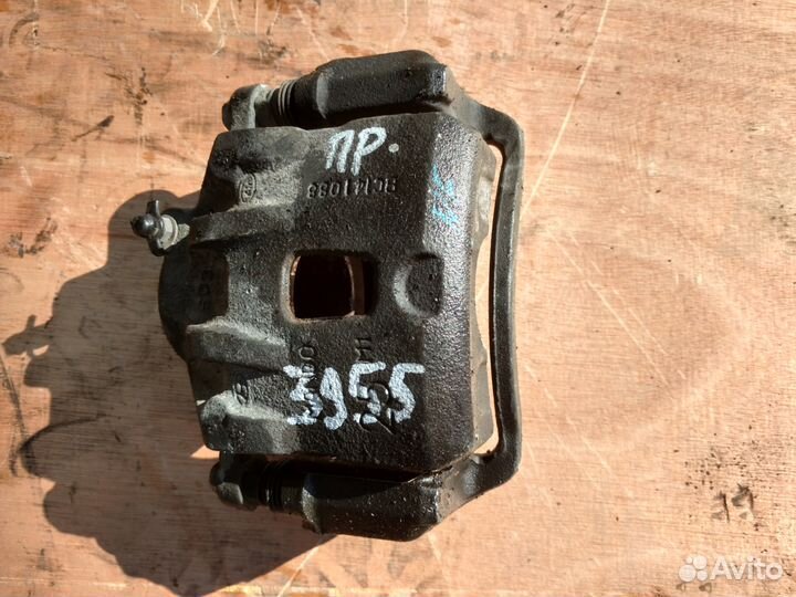 Суппорт передний правый в сборе на NF