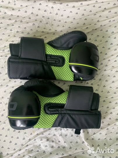 Боксерские перчатки 10 oz новые