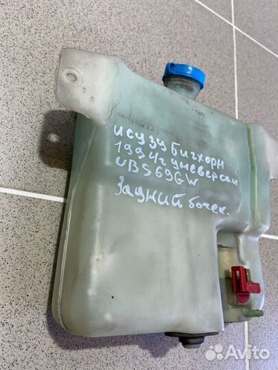 Бачок стеклоомывателя задний Isuzu Bighorn 1994 г