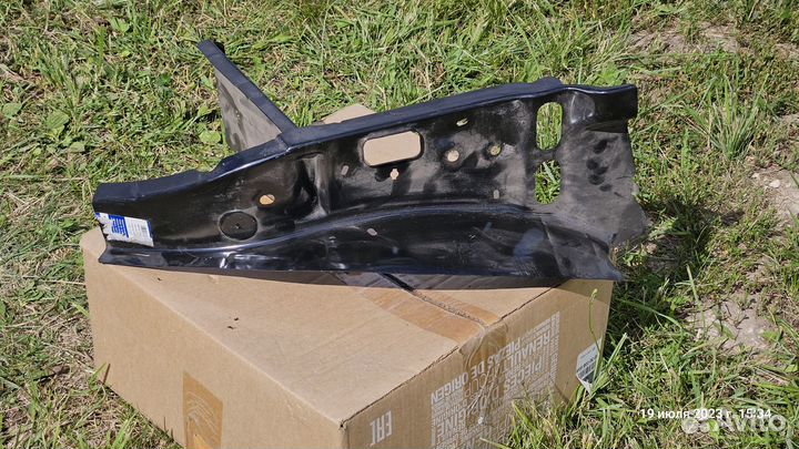 Панель фонаря правого Sandero 6001550837