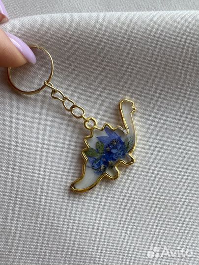 Брелок динозавр с настоящими цветами