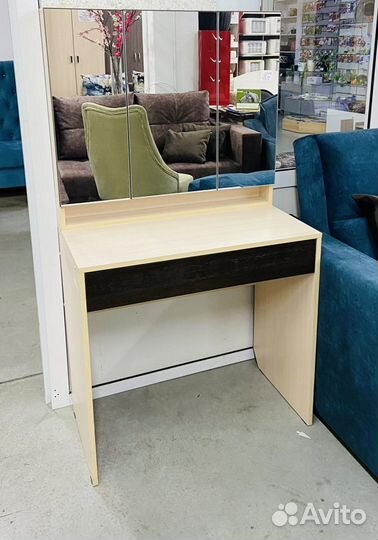 Туалетный столик с зеркалом