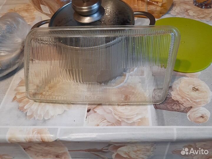 Стекло фары левой Audi 80. B4