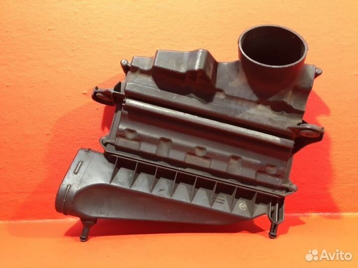 Корпус воздушного фильтра правый Mercedes-Benz