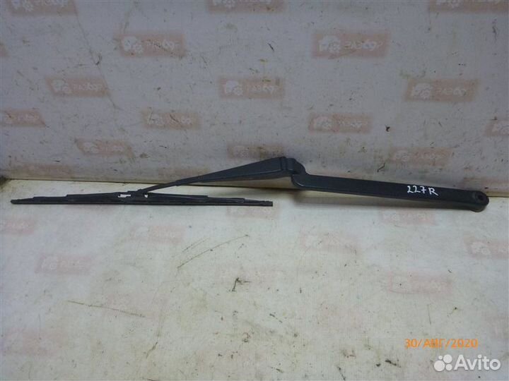 Поводок стеклоочистителя передний правый Honda