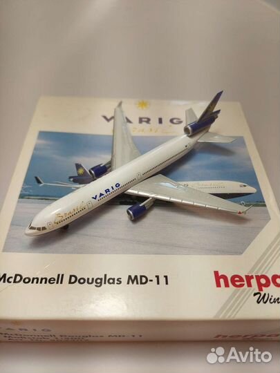 Модель самолета varig MD-11 Herpa 1/500