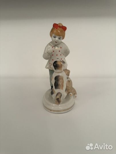 Фарфоровая статуэтка девочка с собакой зхк СССР