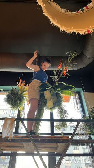 Подвес с искусственными растениями