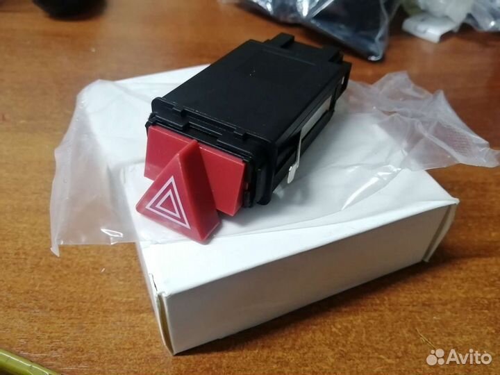 Кнопка аварийной сигнализации Audi A4, A6, VW