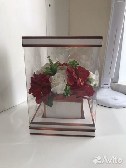 Цветы с гирляндой в аквариуме