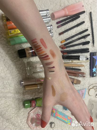 Набор косметики и духов пакетом бронь