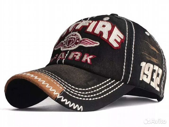 Две кепки черная и красная