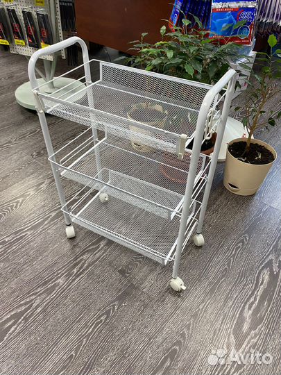 Этажерка на колесиках