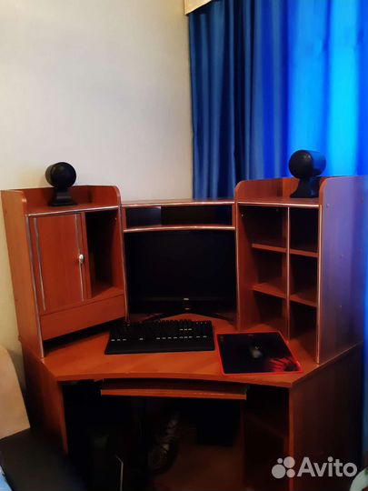 Угловой компьютерный стол