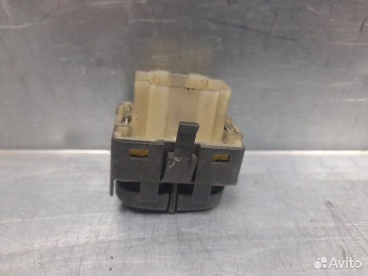 Кнопка стеклоподъемника Volkswagen Passat B4