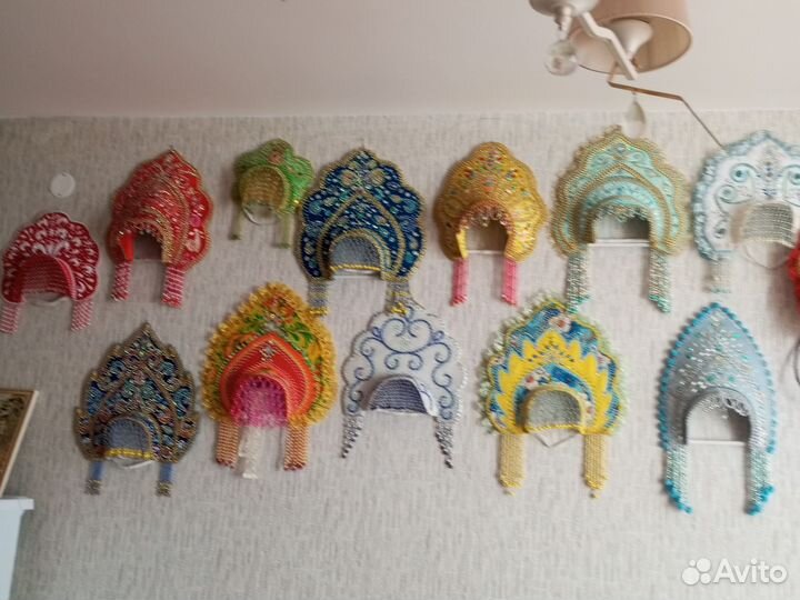 Кокошники короны