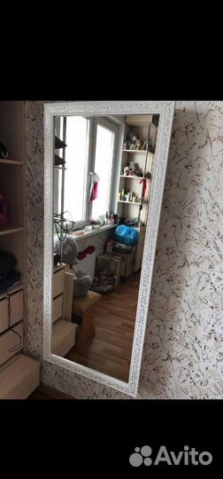 Гладильная доска за зеркалом