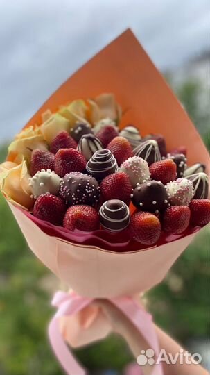 Клубничный букет с красной розой