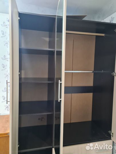 Шкаф трехстворчатый с зеркалом