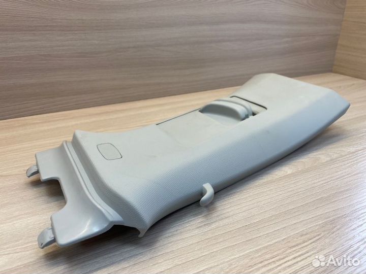 Обшивка средней стойки левая Skoda Rapid