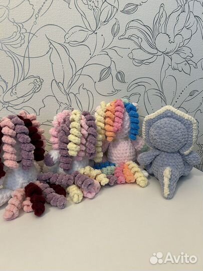 Вязаный единорог и динозавр