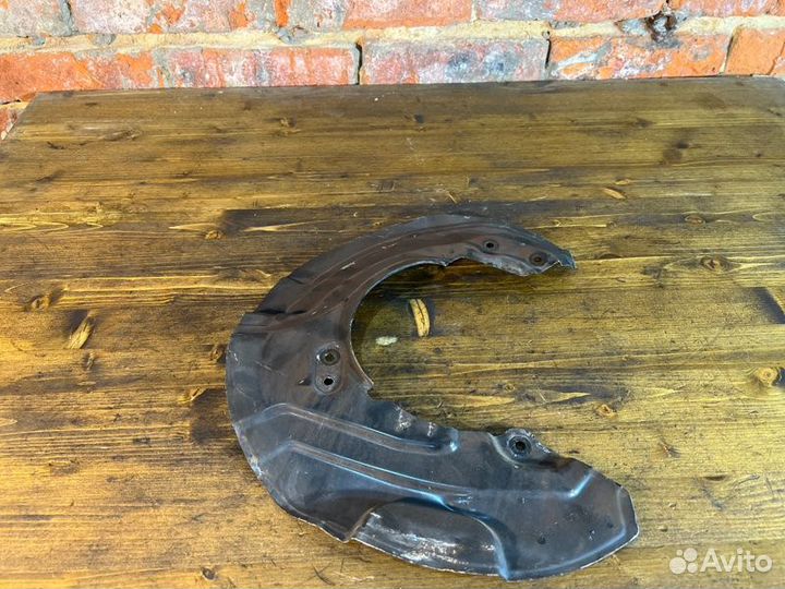 Пыльник кожух тормозного диска передний левый Bmw