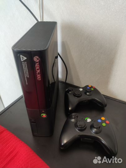 Xbox 360e 500гб и два геймпада