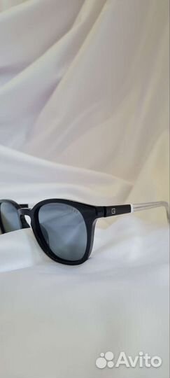 Солнцезащитные очки женские Guess