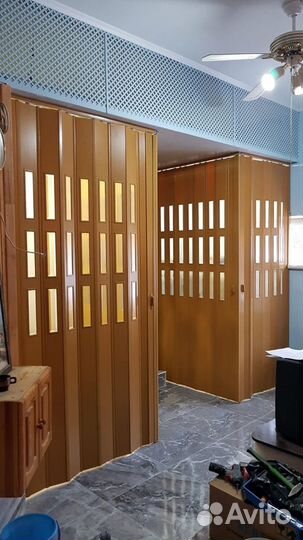 Дверь гармошка с витражом