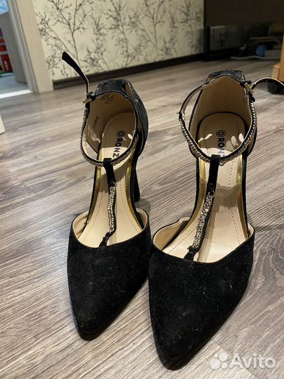 Чёрные бархатные туфли с цепочкой