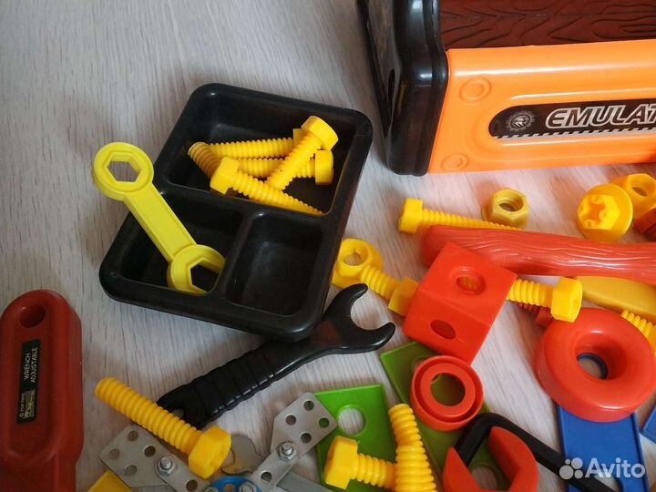 Ящик с игрушечными инструментами