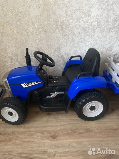 Синий трактор с прицепом