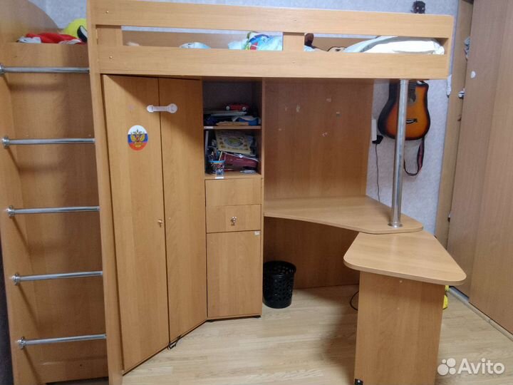Кровать чердак со столом и шкафом б/у