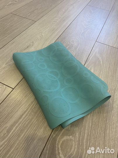 Противоскользящий коврик в ванну