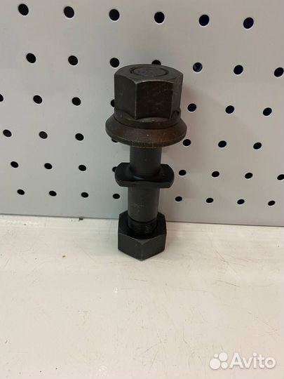 Шпилька колесная задняя с гайкой Higer, Yutong