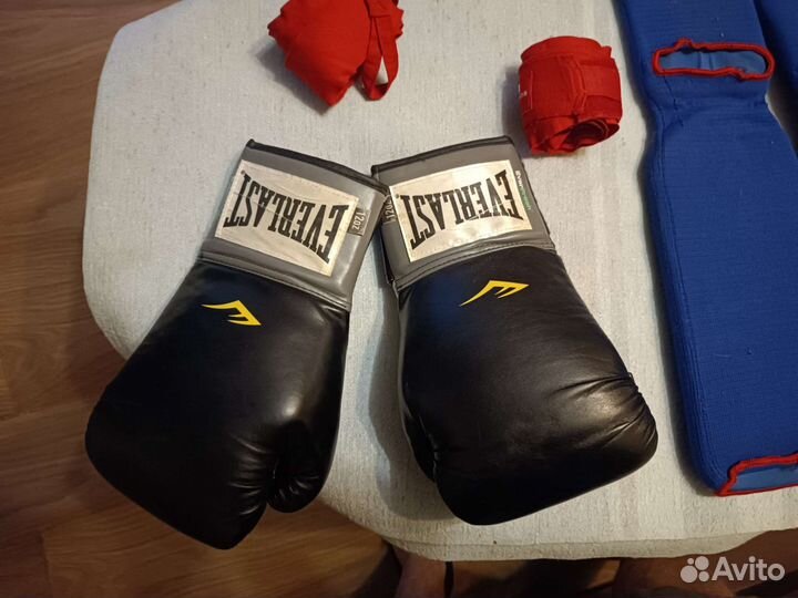 Боксерские перчатки и щитки