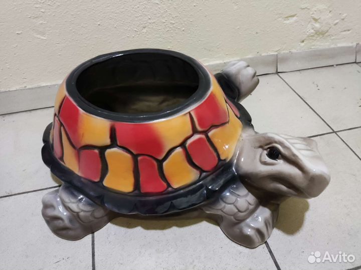 Садовое кашпо и садовые фигуры