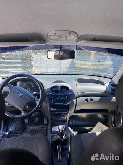 Водитель такси на автомобиле компании