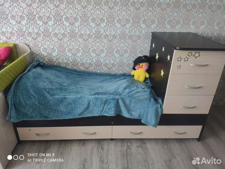 Детская кроватка с маятником