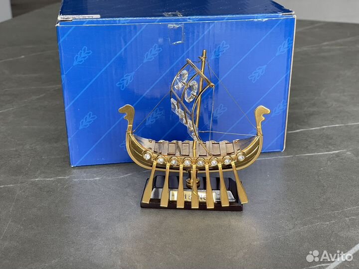 Пожарная машина и корабль