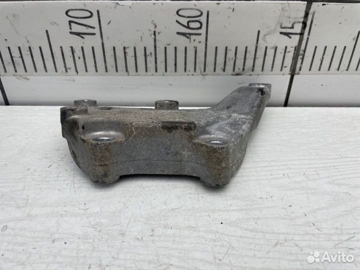 Кронштейн впускного коллектора Mercedes E-Class