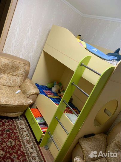 Двухъярусная детская кровать+ шкафы, стол