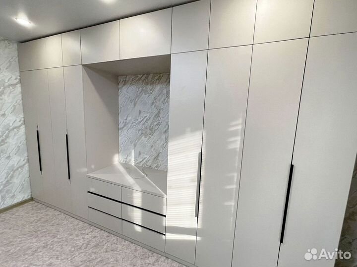 Шкаф до потолка