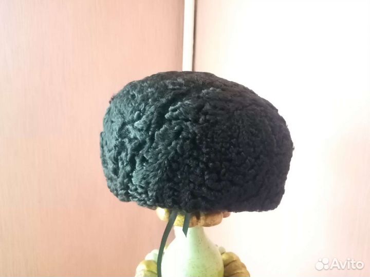 Берет каракулевый женский