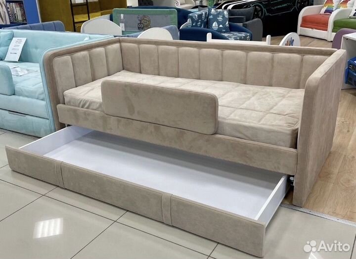 Мягкая интерьерная кровать с вертикальной стяжкой