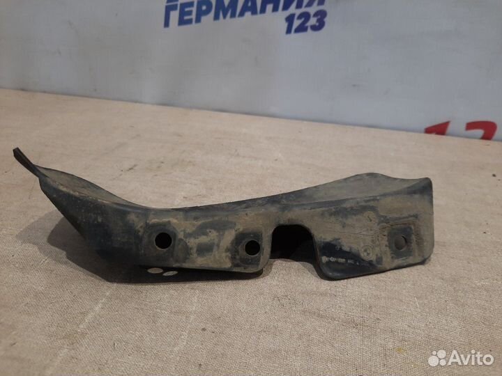 Брызговик правый Bmw 630 E63 N52B30A 2007