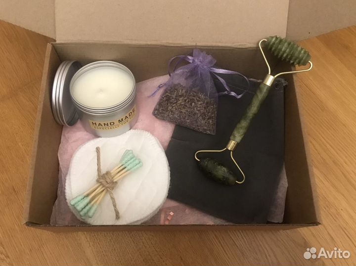 Подарочный набор для женщин / свеча, роллер для ма