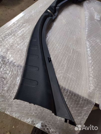 Накладка обшивка замка багажника Toyota RAV4