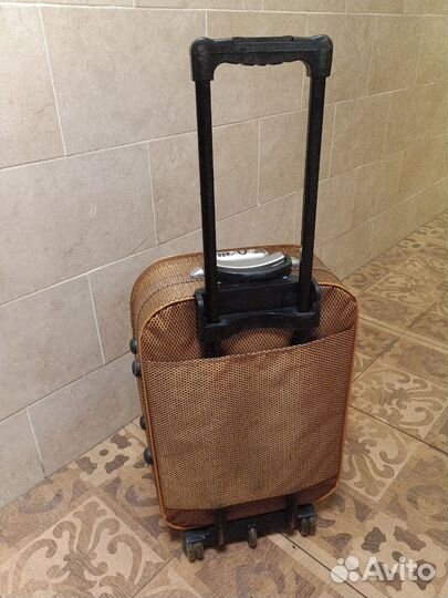 Чемодан на колесах размер s